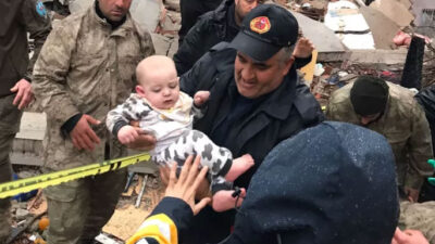 Malatya’da enkazdan bir bebek kurtarıldı