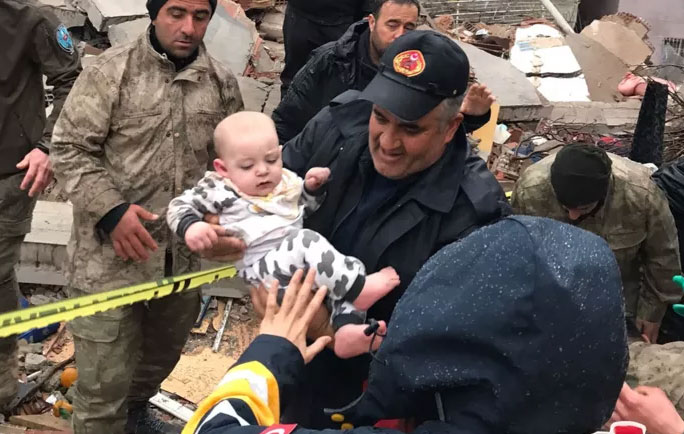 Malatya’da enkazdan bir bebek kurtarıldı