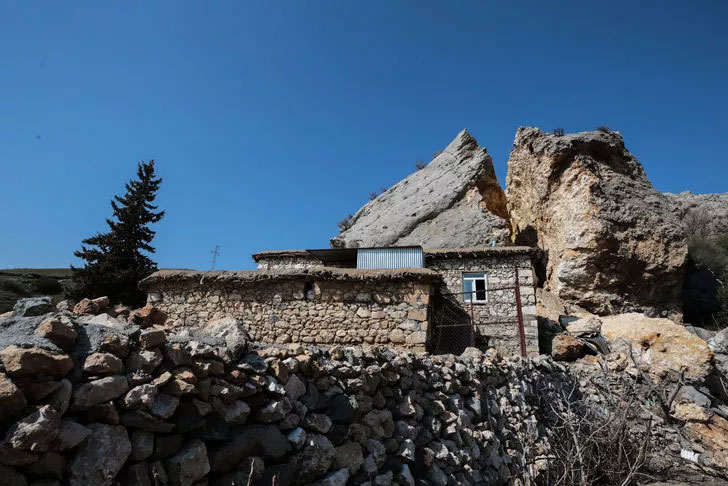 Deprem felaketi sonrası ilginç görüntü! Dev kaya eve çarpıp ikiye bölündü