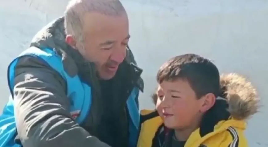 Deprem bölgesinde tanıştığı minik Arda’ya veda etti! ‘Sen manevi oğlumsun, beni unutma’