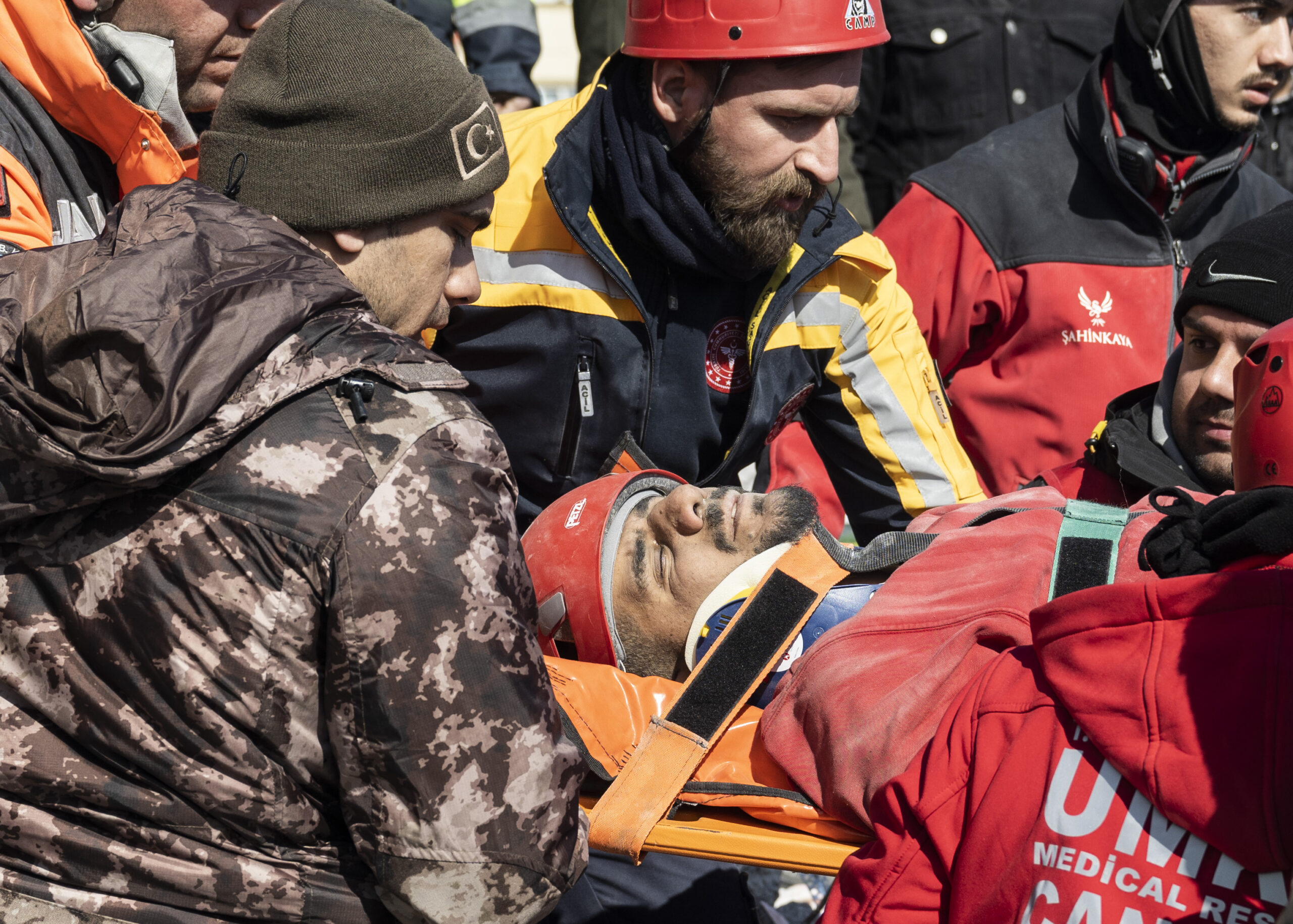 Baba ve kızı 79 saat sonra kurtarıldı