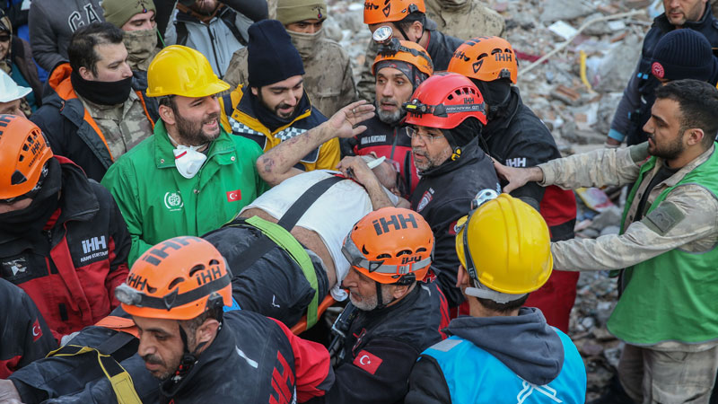 Hatay’da aynı enkazdan 6 kişilik aile kurtarıldı