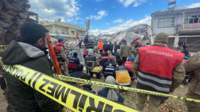 Osmaniye’de depremde hasar gören bina çöktü