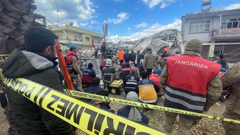 Osmaniye’de depremde hasar gören bina çöktü