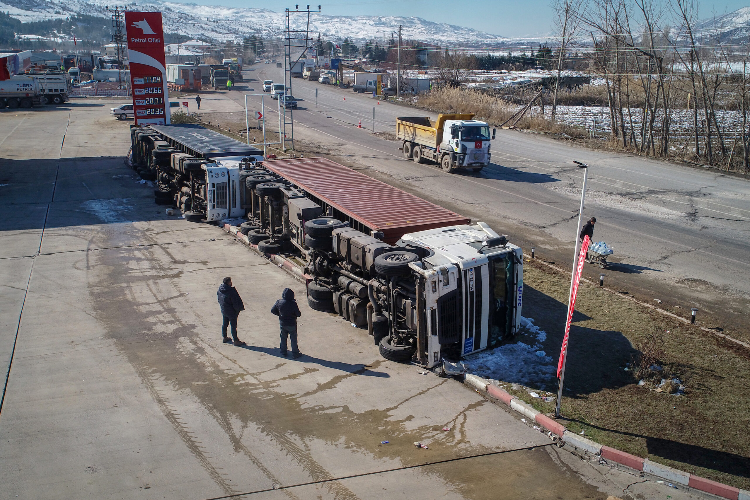 Depremde park halindeki TIR’lar da devrilmiş
