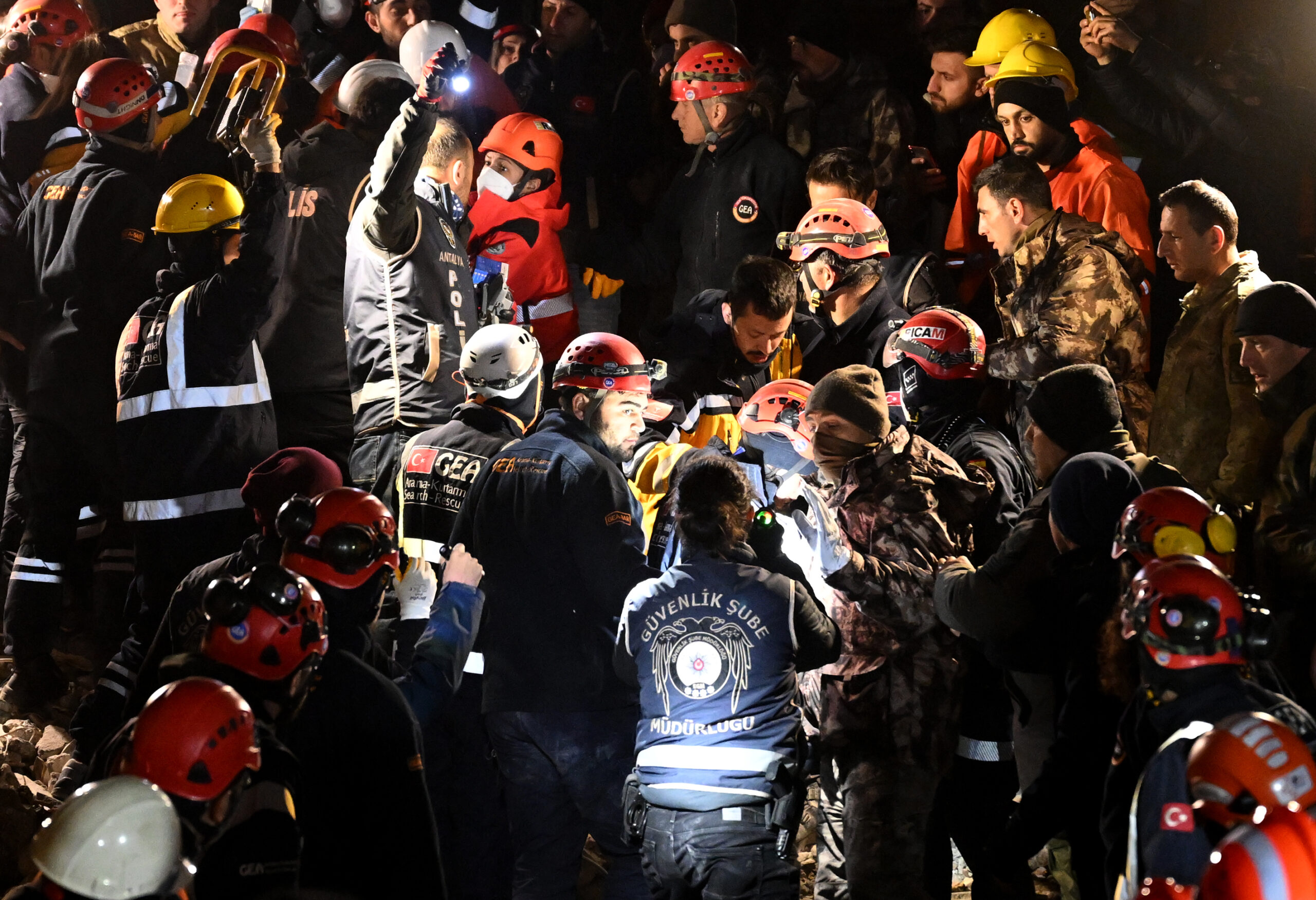 İskenderun’da depremin 162. saatinde bir kadın enkazdan sağ çıkarıldı İskenderun’da depremin 162. saatinde bir kadın enkazdan sağ çıkarıldı