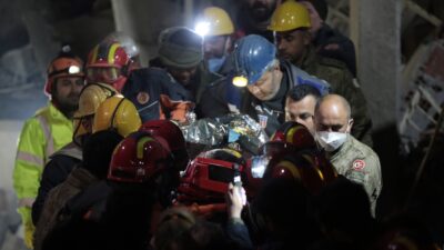 Hatay’da 161 saat sonra 12 yaşındaki çocuk sağ çıkarıldı