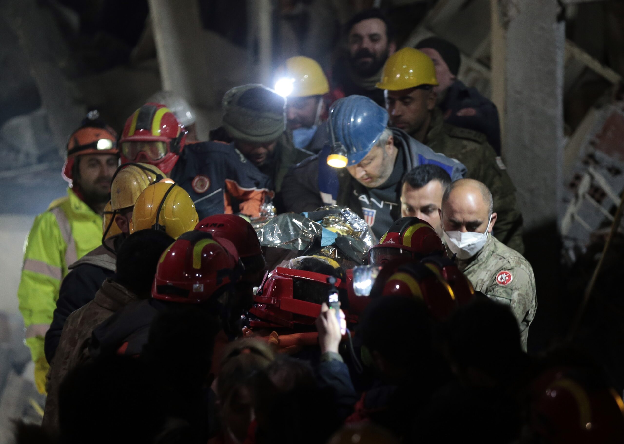 Hatay’da 161 saat sonra 12 yaşındaki çocuk sağ çıkarıldı