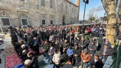 Depremde vefat edenler için Bursa’da gıyabi cenaze namazı kılındı