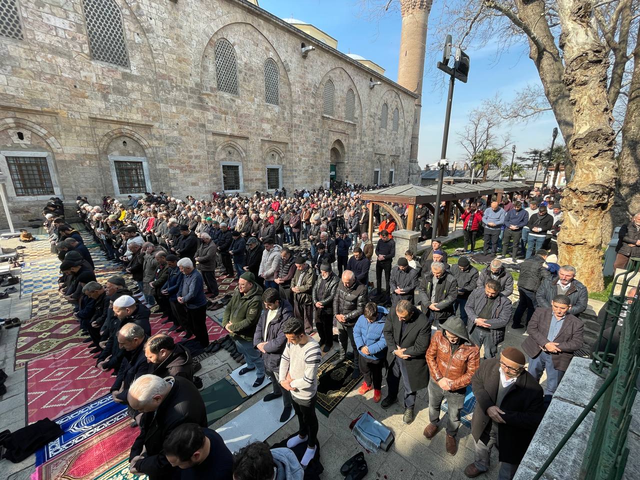 Depremde vefat edenler için Bursa’da gıyabi cenaze namazı kılındı Depremde vefat edenler için Bursa’da gıyabi cenaze namazı kılındı