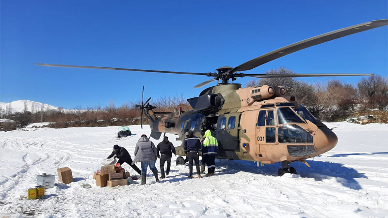 Deprem bölgesine havadan yardım sürüyor