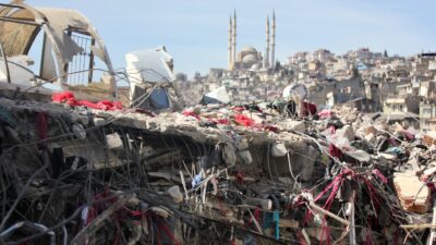 Depremzedeleri ilgilendiren önemli bilgiler! Özgür Erdursun nasıl başvuru yapılacağını anlattı…