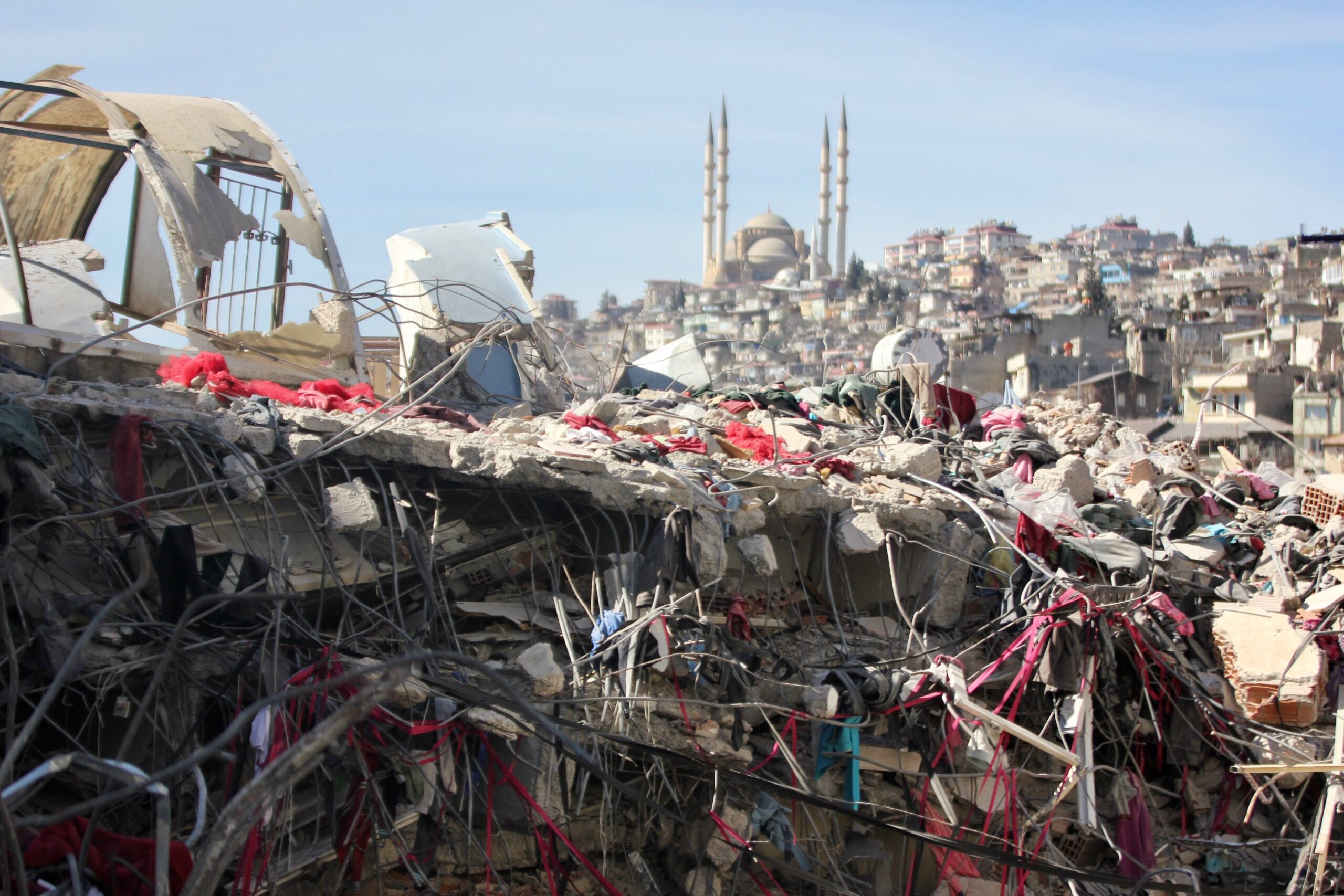 Depremzedeleri ilgilendiren önemli bilgiler! Özgür Erdursun nasıl başvuru yapılacağını anlattı…