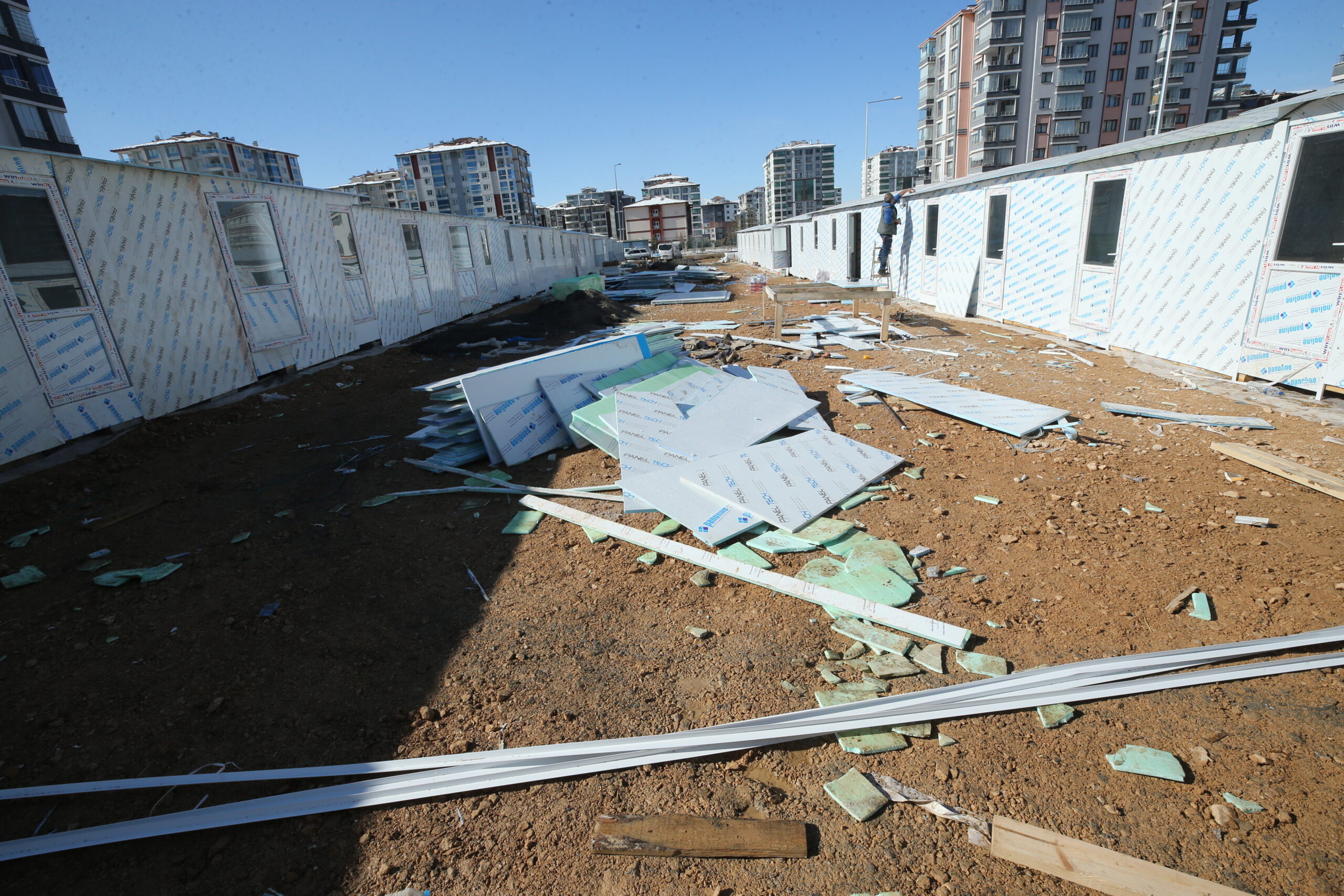 İş insanları ve Yıldırım Belediyesi konteyner kentler kuruyor İş insanları ve Yıldırım Belediyesi konteyner kentler kuruyor