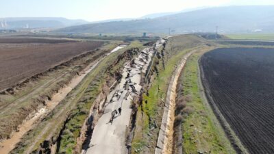 Depremin merkezinden korkunç görüntü! Yol yarıldı, devasa çatlaklar oluştu