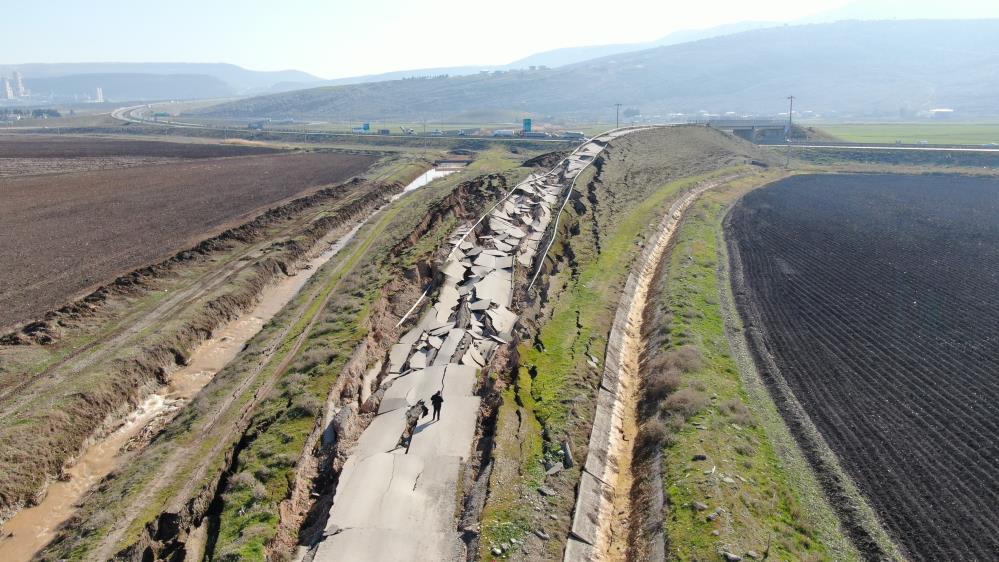 Depremin merkezinden korkunç görüntü! Yol yarıldı, devasa çatlaklar oluştu