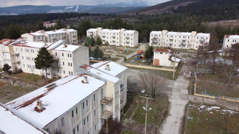 Bursa’daki boş lojmanlar depremzedelere yuva oluyor Bursa'nın Orhaneli ilçesinde 8 sene önce özelleştirilip Türkiye Kömür İşletmelerinden