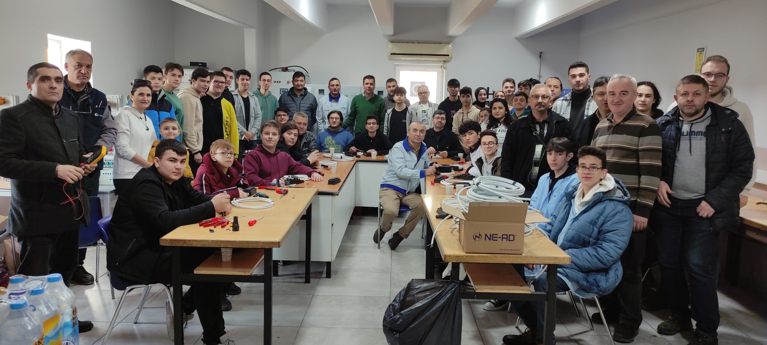 Bursa’da Liseli öğrencilerin ürettiği prizler depremzedelere ışık olacak Bursa’da Liseli öğrencilerin ürettiği prizler depremzedelere ışık olacak