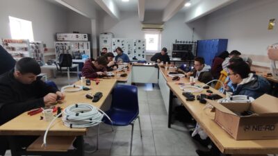 Liseli öğrencilerin ürettiği prizler depremzedelere ışık olacak