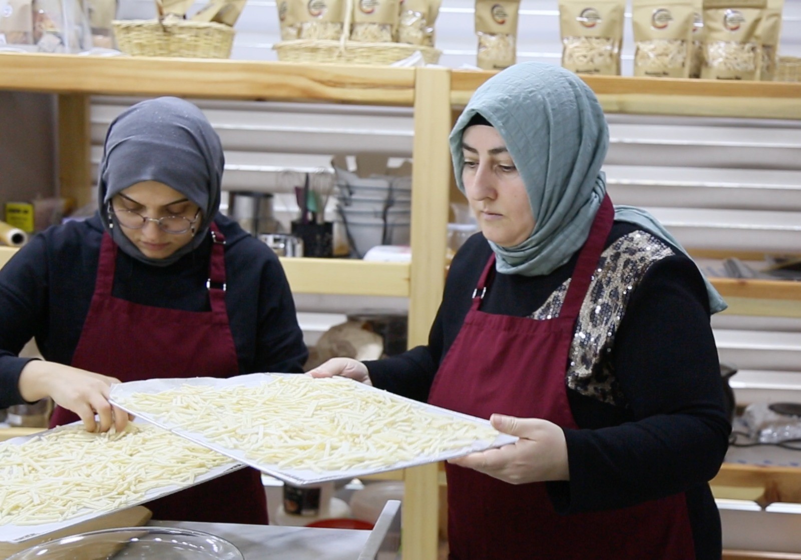 Gürsulu kadınlar çölyak hastası depremzedeler için erişte üretiyor