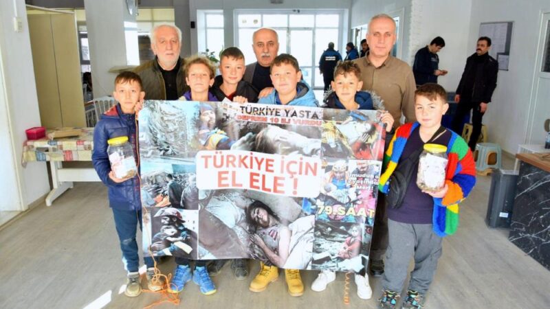 Bursalı minikler, depremzede çocuklar için seferber oldu Bursa'da 6 arkadaş bir araya gelerek harçlıkları ile aldığı kalemleri
