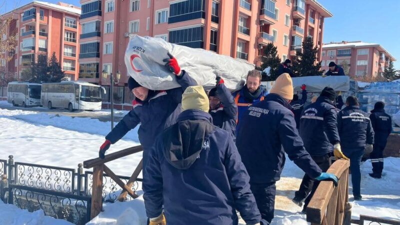 Başkan Kanar’dan yerel destek ekiplerine ödül Mustafakemalpaşa Belediye Başkanı Mehmet Kanar, deprem bölgesinde görev yapan yerel