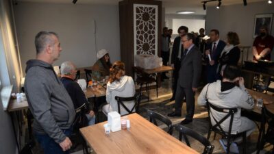 Üniversite Konukevi’nde kalan depremzede ailelere moral ziyareti