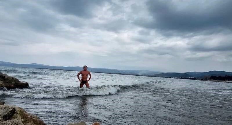 Görüntüler Bursa’dan! Şubat’ta plaj ve su keyfi! Bursa’da üç arkadaş kış soğuğuna aldırmadan Türkiye’nin 5., Marmara’nın en