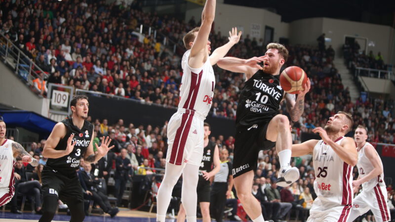 Bursa’da Milli heyecan! Devler Letonya’ya kaybetti… A Milli Erkek Basketbol Takımı, Bursa'da oynadığı FIBA 2023 Dünya