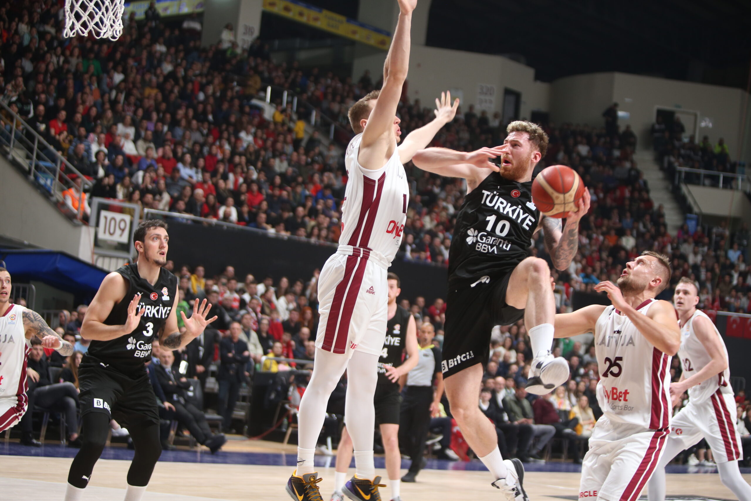 Bursa’da Milli heyecan! Devler Letonya’ya kaybetti…