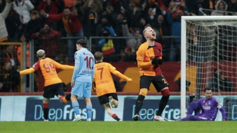 Derbinin galibi Galatasaray! Seri 12 maça çıktı… Süper Lig'in 23. haftasında lider Galatasaray, 13. saniyede geriye düştüğü