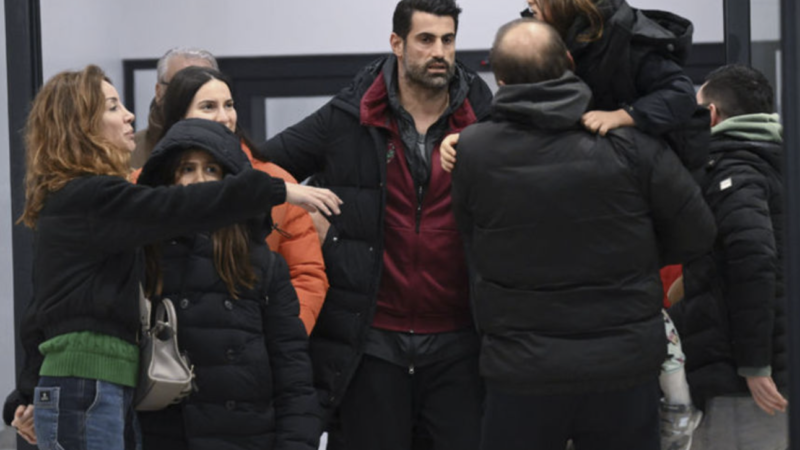 Volkan Demirel ve takımı İstanbul’a geldi 10 ilde meydana gelen depremlerden etkilenen Atakaş Hatayspor takımı, İstanbul'a