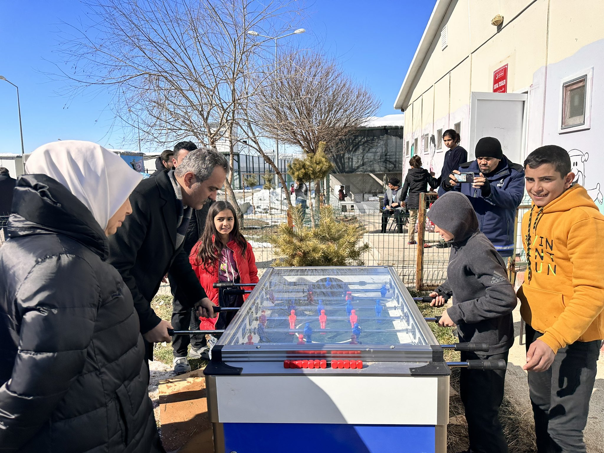 Okullar pazartesi açılıyor! Deprem bölgesinden gelenler için devam şartı yok Okullar pazartesi açılıyor! Deprem bölgesinden gelenler için devam şartı yok