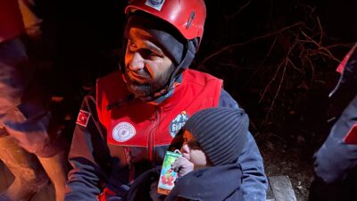 Bursa ekiplerinden mucize kurtarış; Mikail, Yağmur, Irmak ve Doğan’ı enkazdan çıkardılar…