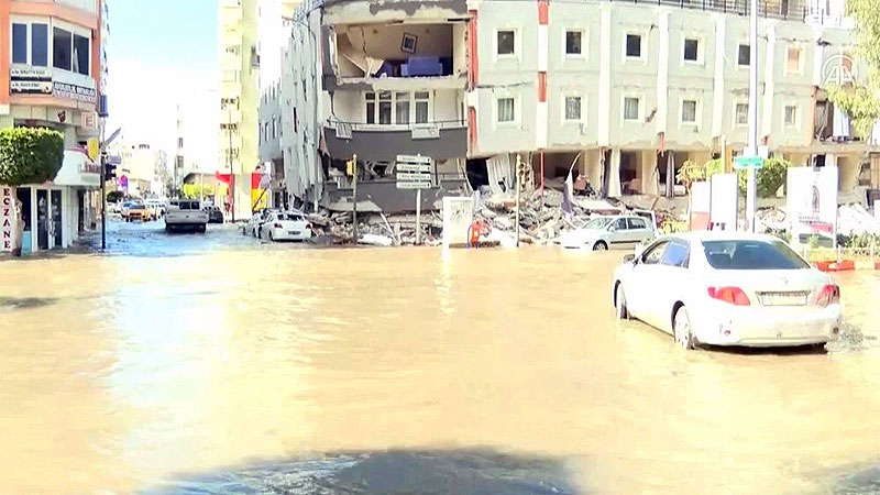 Deprem sonrası deniz taştı