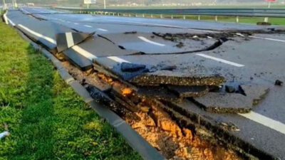 Hatay Havalimanı yolunda derin çatlaklar oluştu