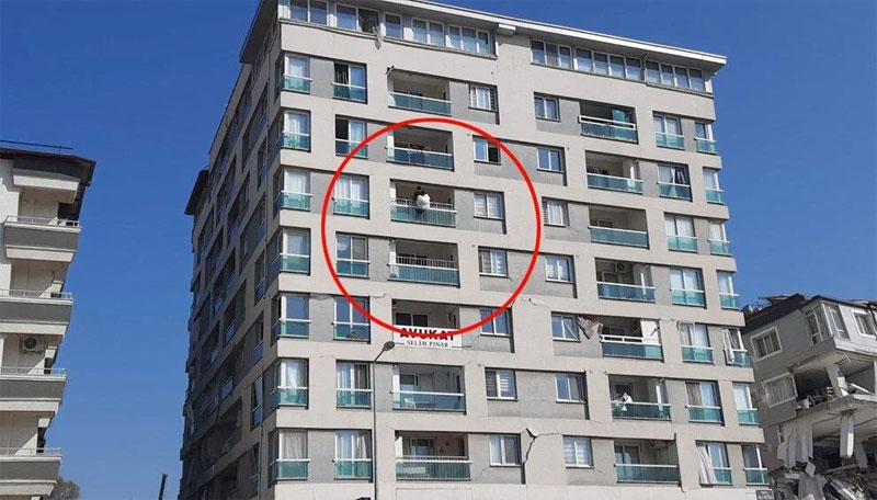 Bu görüntü deprem bölgesinden! Canını hiçe saydı