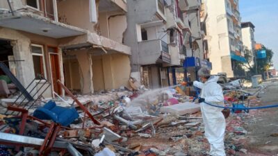 Deprem bölgesi hastalık ve haşere oluşumuna karşı ilaçlanıyor