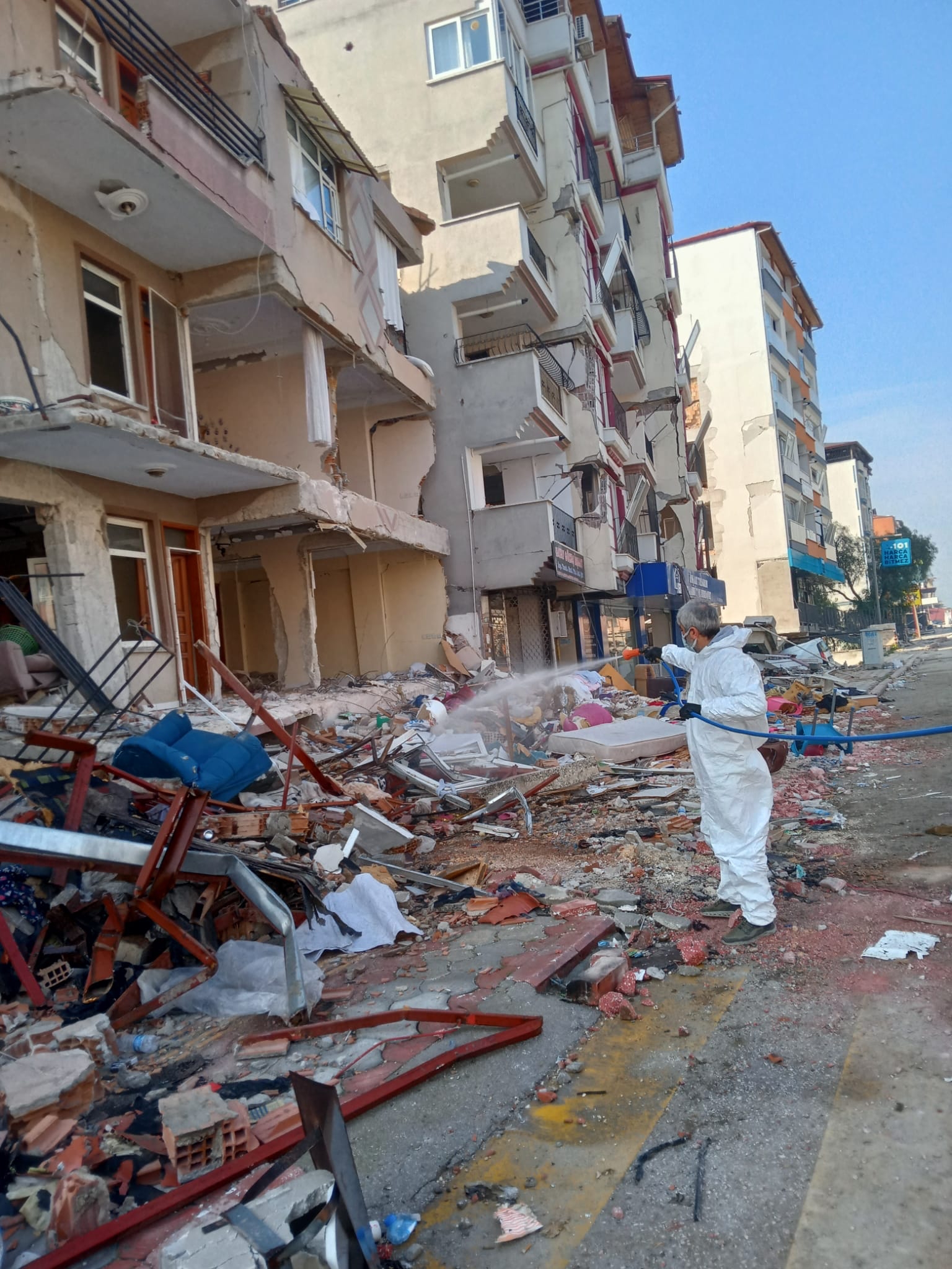 Deprem bölgesi hastalık ve haşere oluşumuna karşı ilaçlanıyor