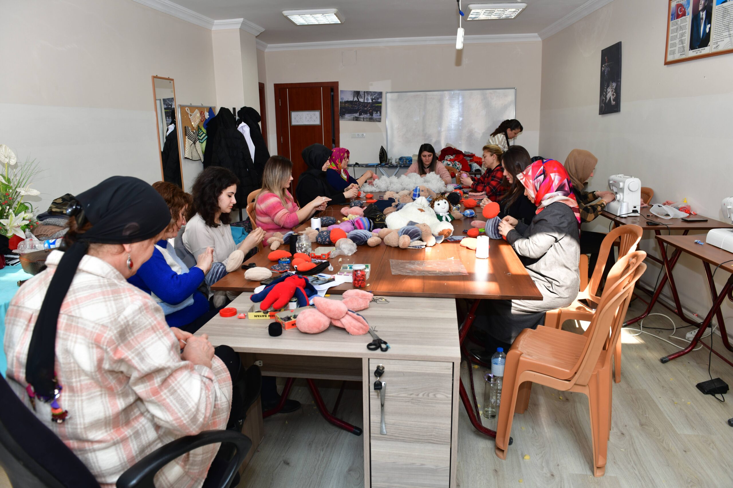 Mustafakemalpaşa Belediyesi’nden depremzede çocuklara el emeği göz nuru hediyeler