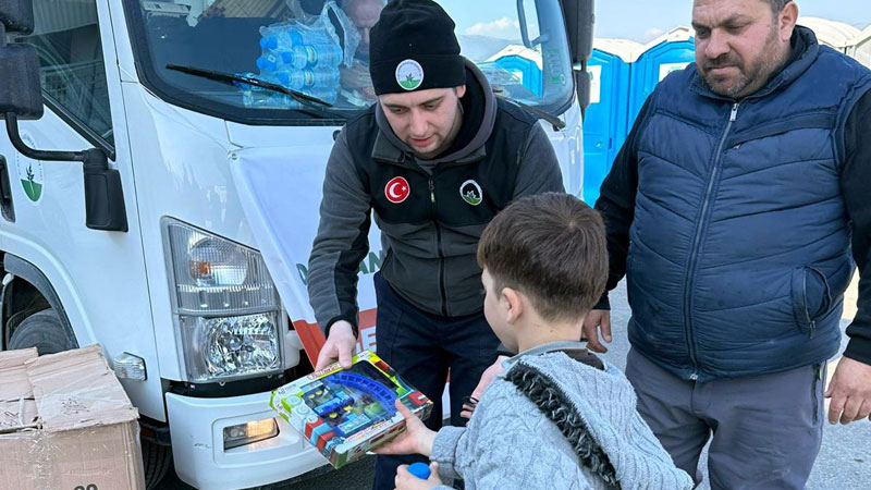 Depremzede çocukların yüzleri oyuncaklarla güldü Depremzede çocukların yüzleri oyuncaklarla güldü