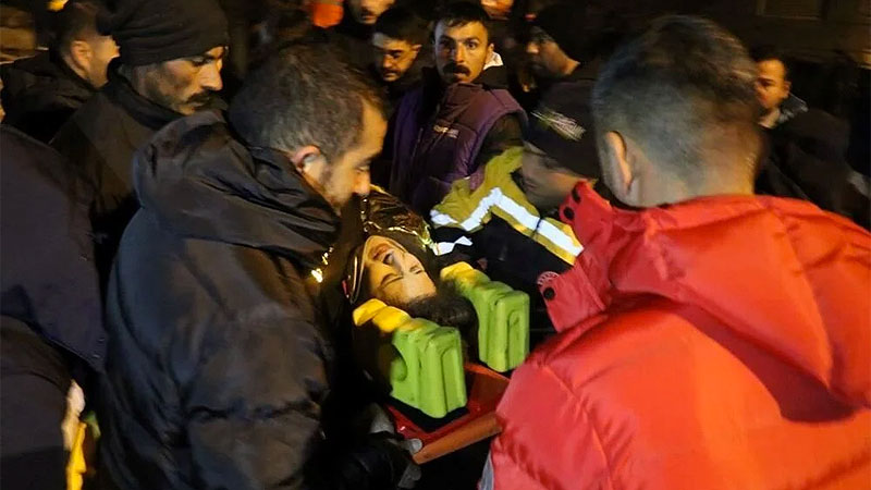 Sevinç ve gözyaşı! 24 saat sonra kurtarıldı enkazda eşi ve çocuğunun cansız bedeni çıkarıldı Sevinç ve gözyaşı! 24 saat sonra kurtarıldı enkazda eşi ve çocuğunun cansız bedeni çıkarıldı