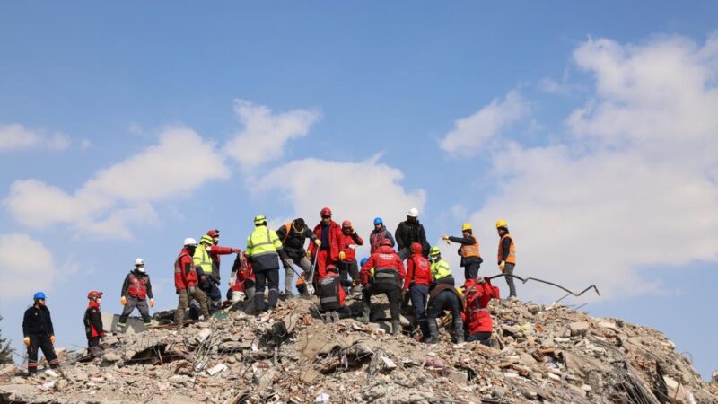Yorgunlukları unutturan mucize Deprem bölgesinde umutları bitirmeyen mucizeler ekiplerin insanüstü mücadelesinin en büyük