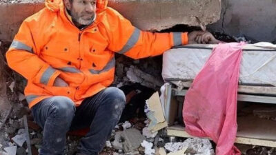 Enkaz altında can veren kızının elini bir an olsun bırakmamıştı! Geriye mutluluk dolu bu kareleri kaldı