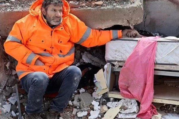 Enkaz altında can veren kızının elini bir an olsun bırakmamıştı! Geriye mutluluk dolu bu kareleri kaldı