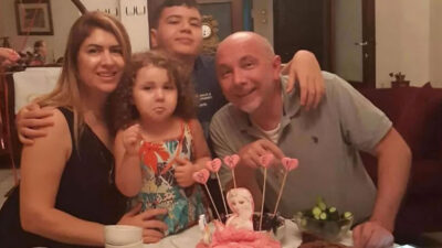 Enkaz altında birbirlerine sarılı bulunan 4 kişilik aile toprağa verildi