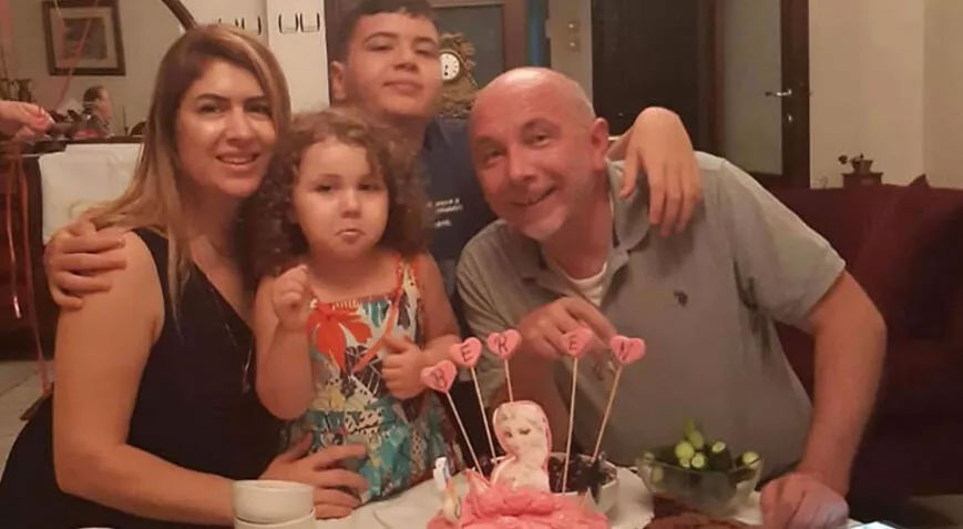 Enkaz altında birbirlerine sarılı bulunan 4 kişilik aile toprağa verildi