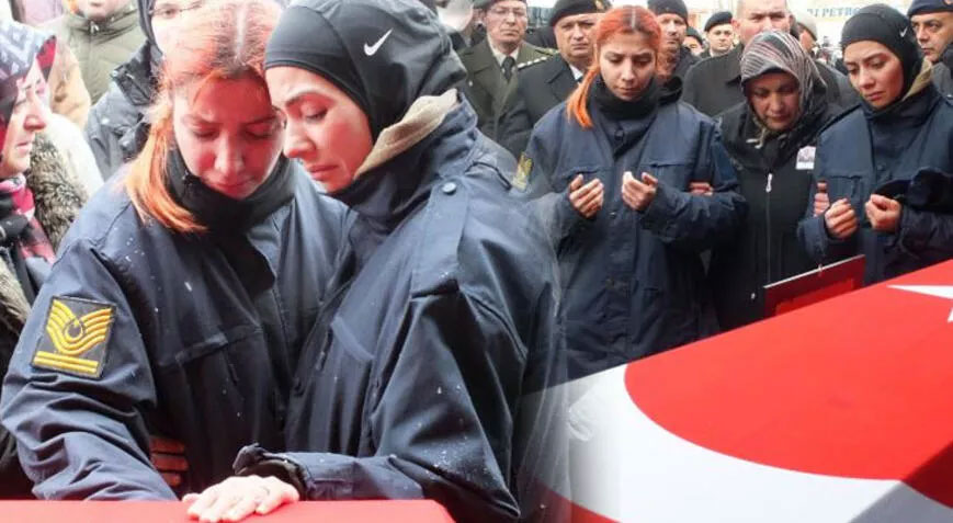 Depremde hayatını kaybeden astsubaya kızlarından üniformalı veda