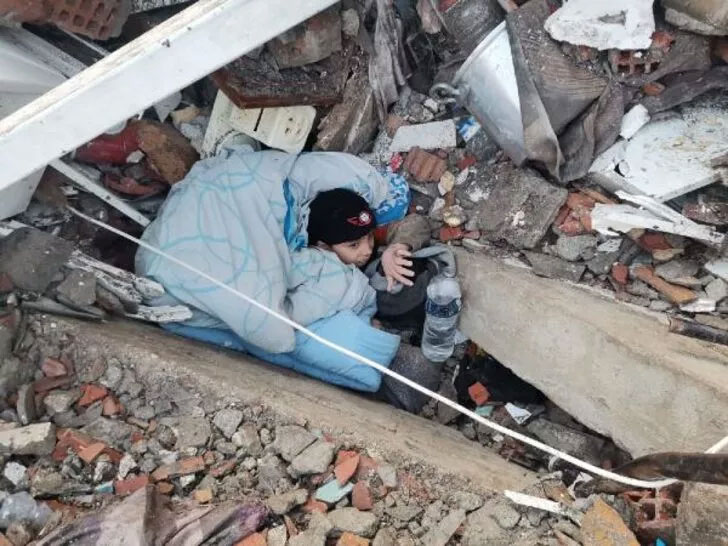 Enkazda bir başına… Küçük çocuk kurtarılamayınca etrafına yorgan sarıp yanına su bıraktılar Enkazda bir başına… Küçük çocuk kurtarılamayınca etrafına yorgan sarıp yanına su bıraktılar