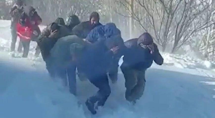 Bakan Koca: Enkazdan çıkarılan 2 kadın, ambulans helikopterle hastaneye ulaştırıldı